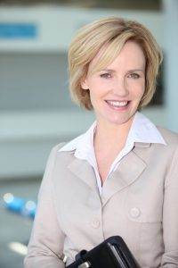 boomerang-employees-professional-woman-with-portfolio